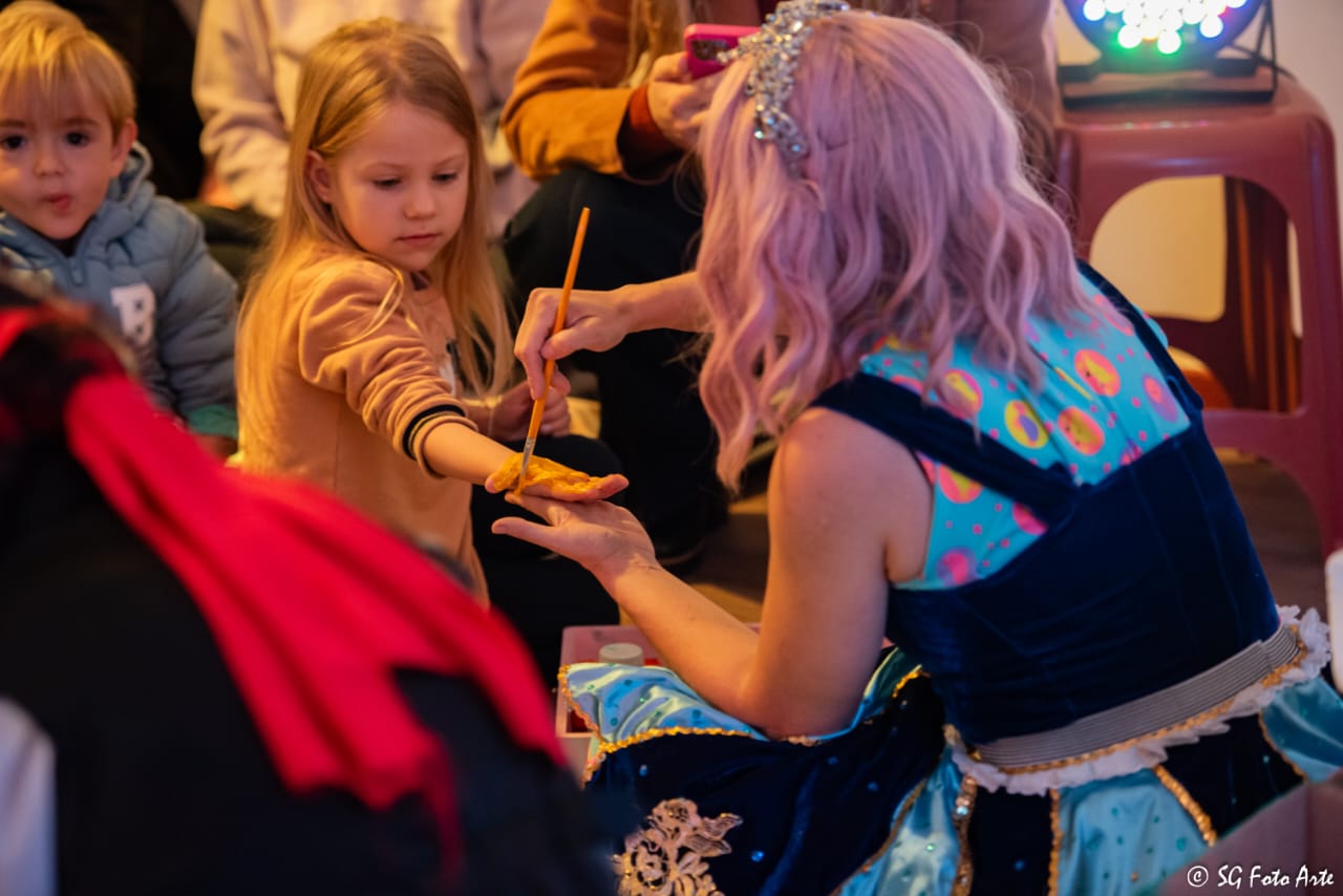 Princesa do Mar conversa com uma criança durante a atividade