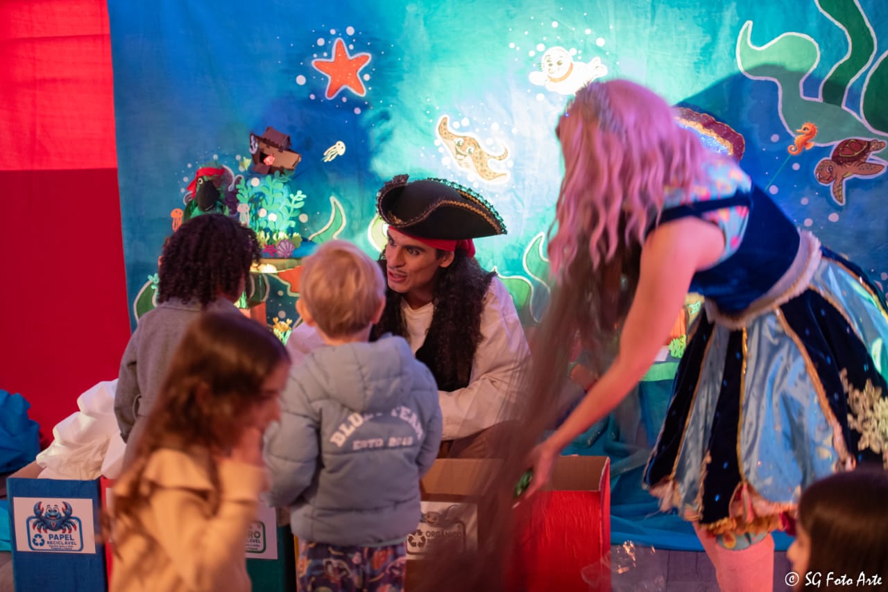 Vini Pirata e Princesa do Mar recebem crianças no cenário do oceano