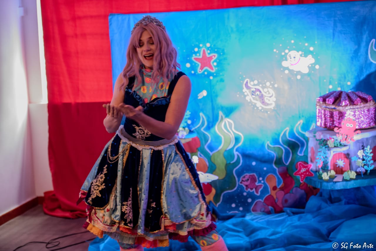 Princesa do Mar em cena diante do cenário submarino
