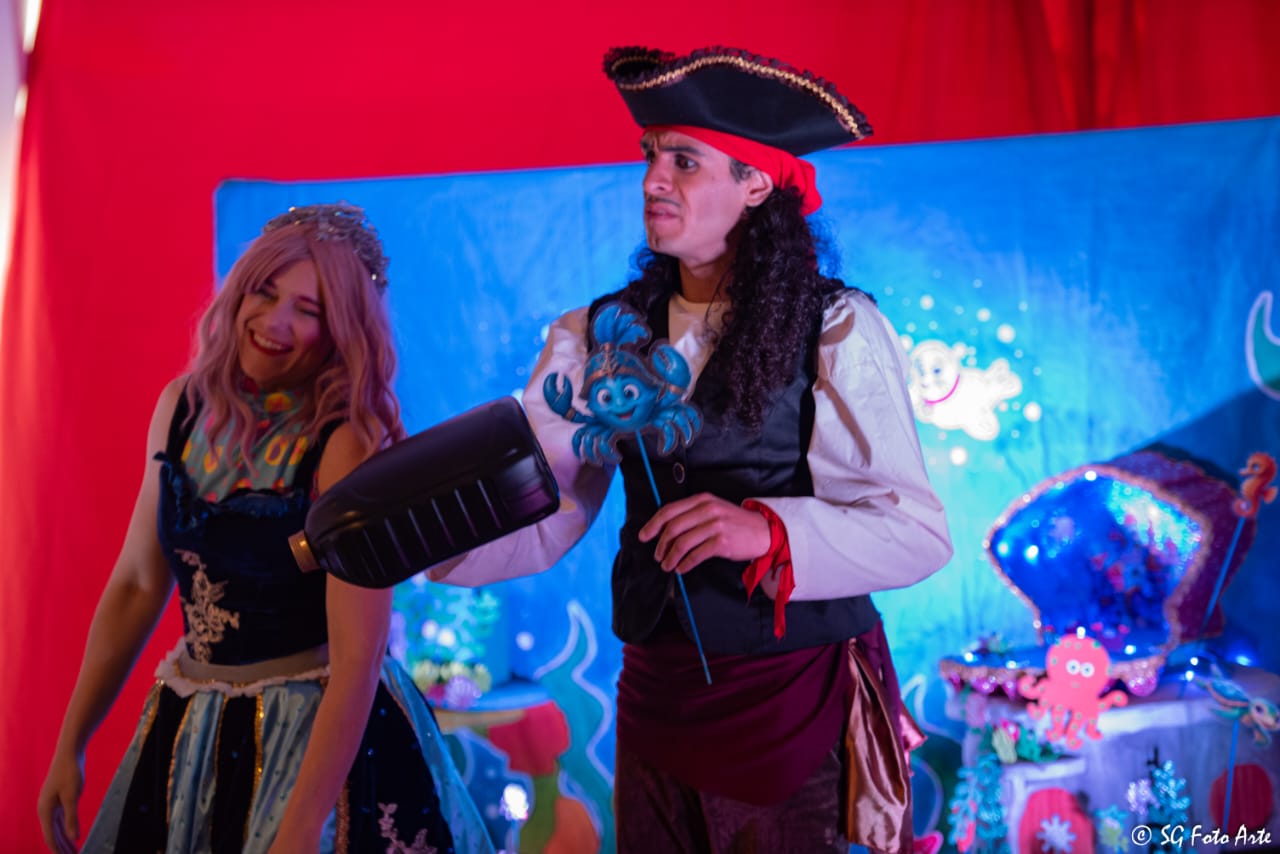 Vini Pirata e a Princesa do Mar em uma cena do espetáculo