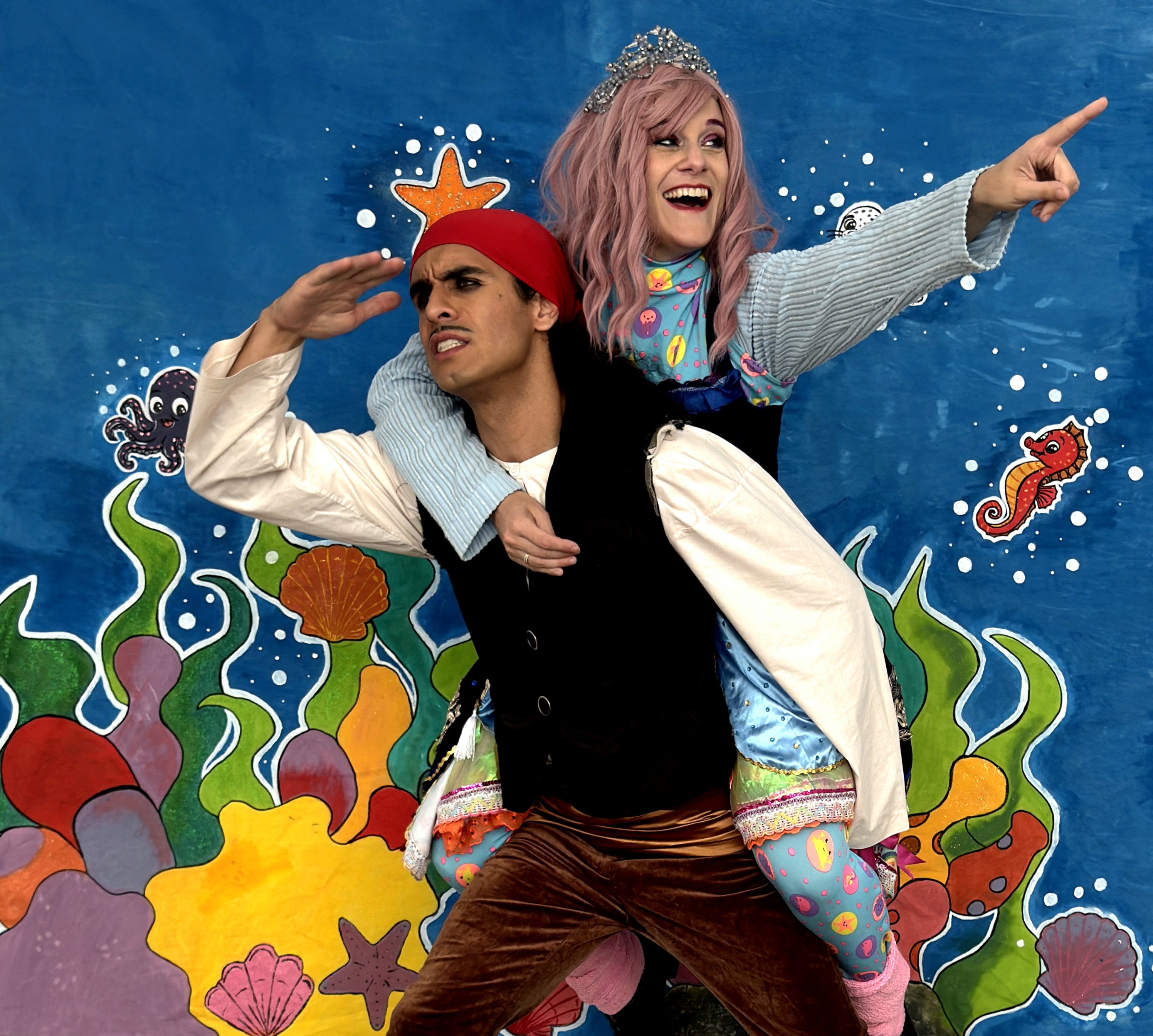 Vini Pirata e Princesa do Mar em meio ao cenário do espetáculo
