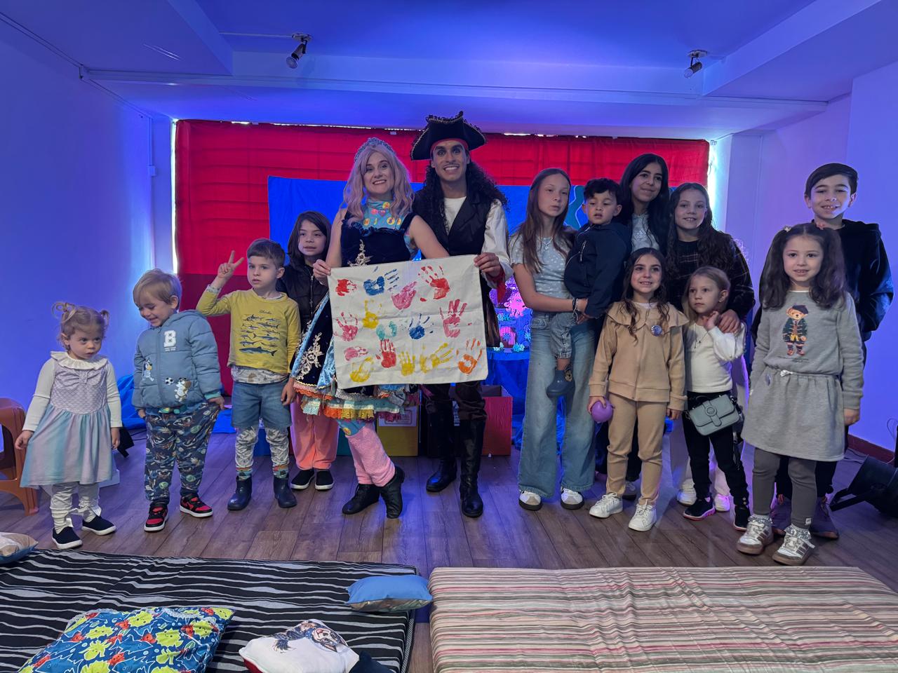 Vini Pirata e a Princesa do Mar com crianças após uma apresentação